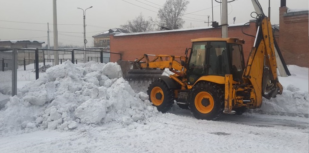Экскаватор погрузчик для уборки снега и погрузки в самосвалы для вывоза в Зверево
