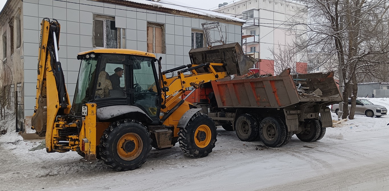 Уборка и вывоз строительного мусора, ТБО с помощью экскаватора и самосвала в Каменске-Шахтинском